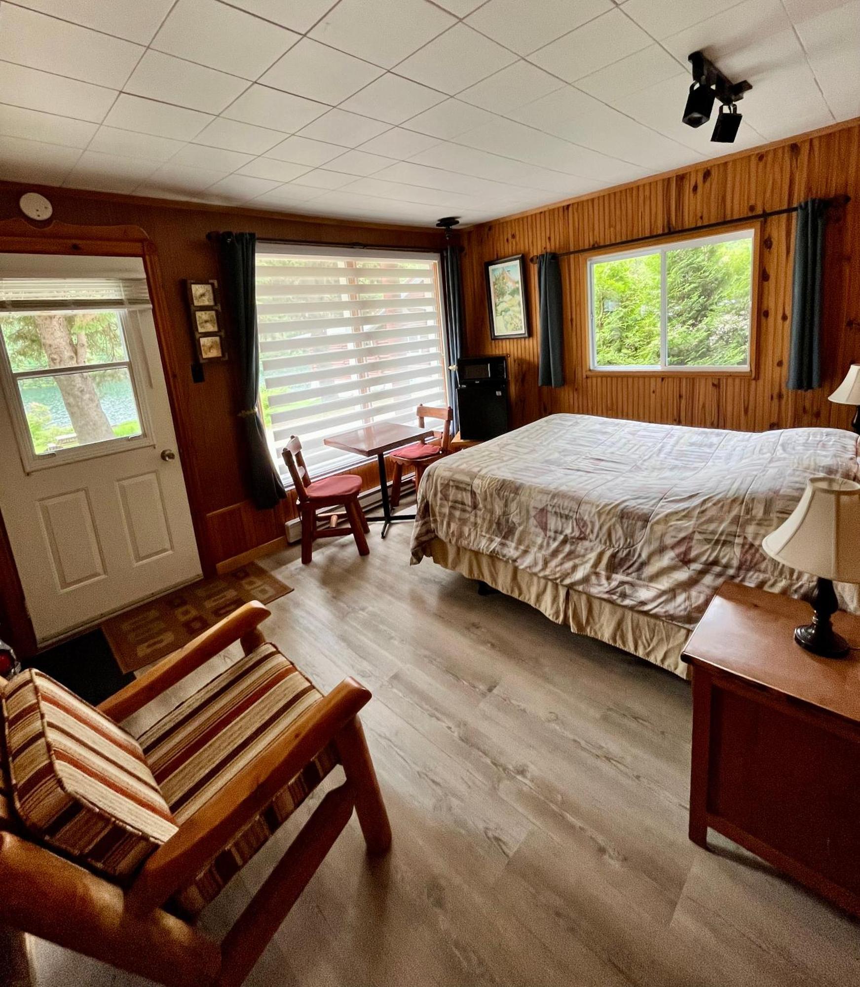 Kan-A-Mouche Pourvoirie Auberge Et Chalets Saint-Michel Εξωτερικό φωτογραφία