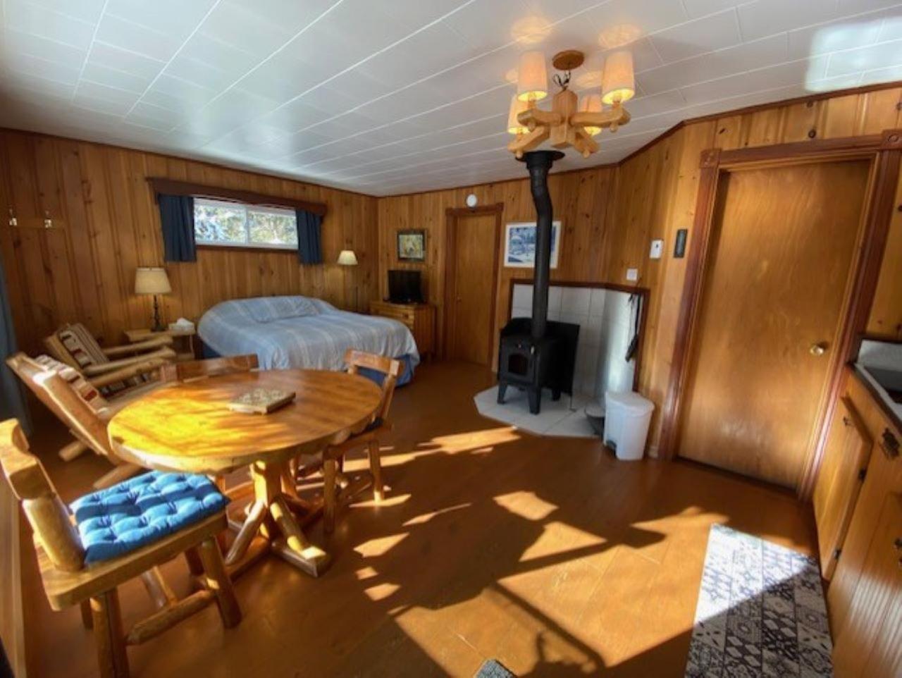 Kan-A-Mouche Pourvoirie Auberge Et Chalets Saint-Michel Εξωτερικό φωτογραφία
