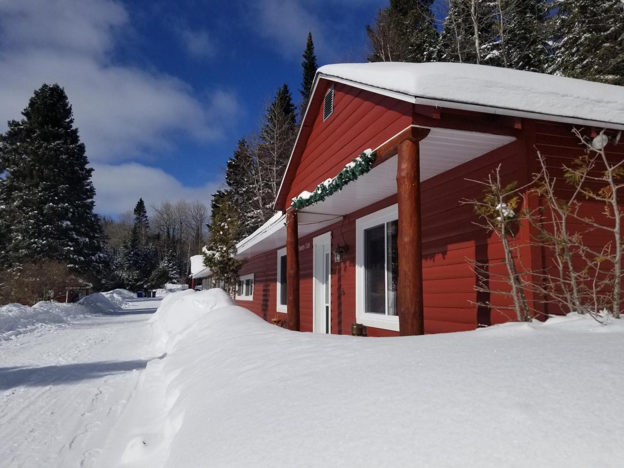 Kan-A-Mouche Pourvoirie Auberge Et Chalets Saint-Michel Εξωτερικό φωτογραφία