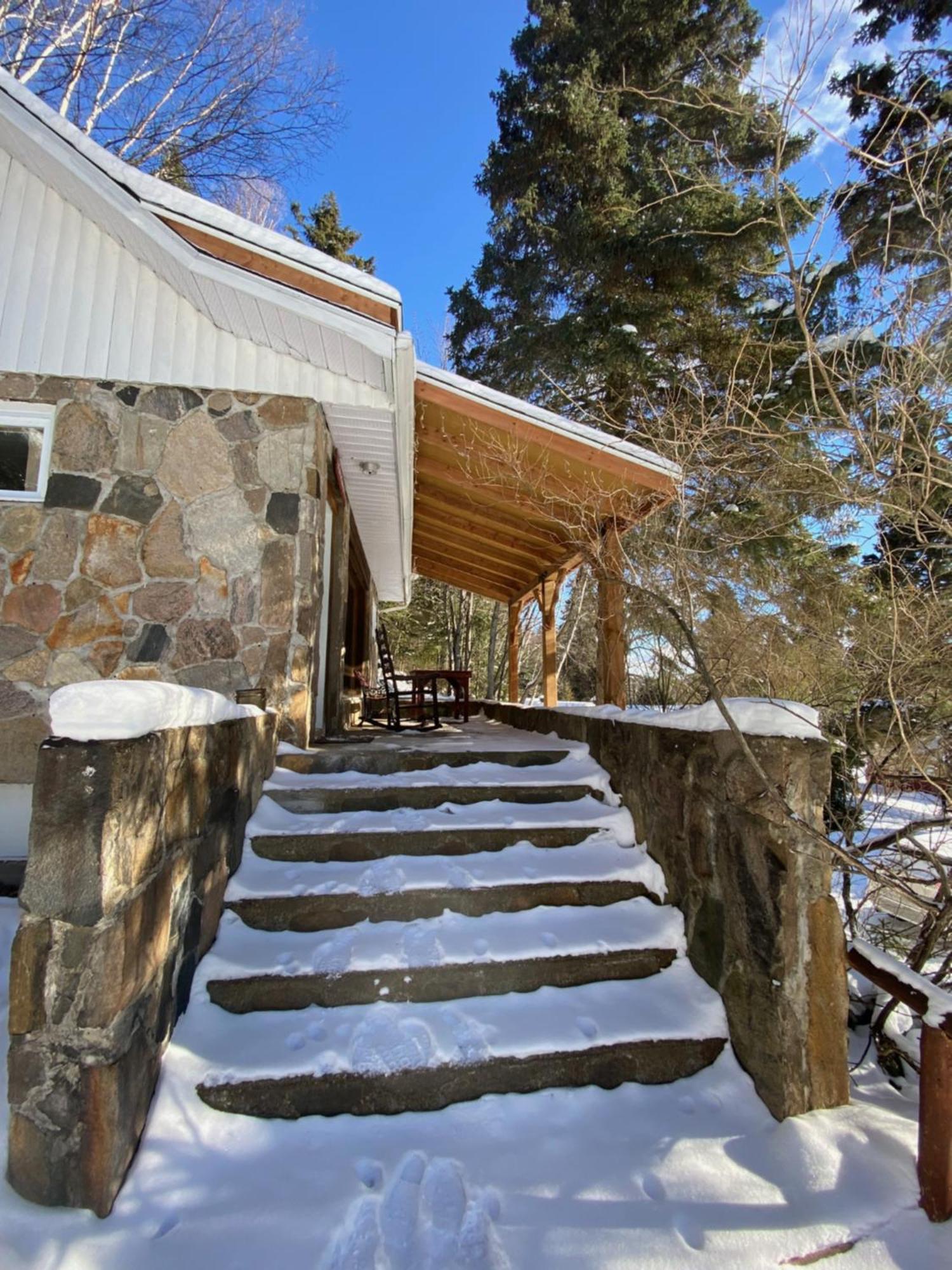 Kan-A-Mouche Pourvoirie Auberge Et Chalets Saint-Michel Εξωτερικό φωτογραφία