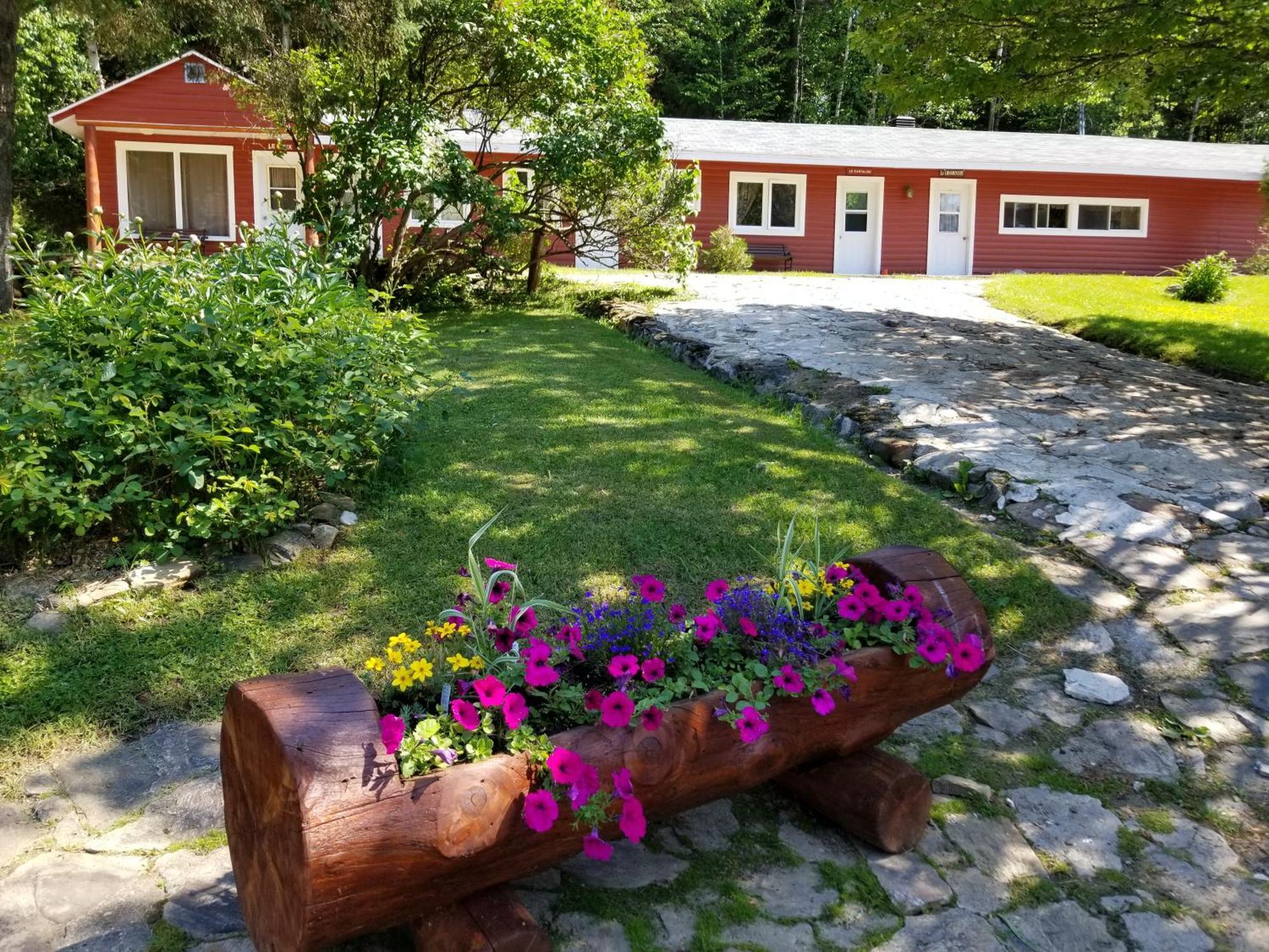 Kan-A-Mouche Pourvoirie Auberge Et Chalets Saint-Michel Εξωτερικό φωτογραφία