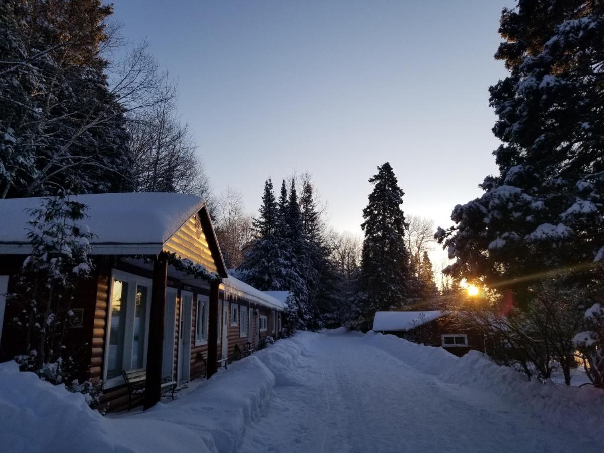 Kan-A-Mouche Pourvoirie Auberge Et Chalets Saint-Michel Εξωτερικό φωτογραφία